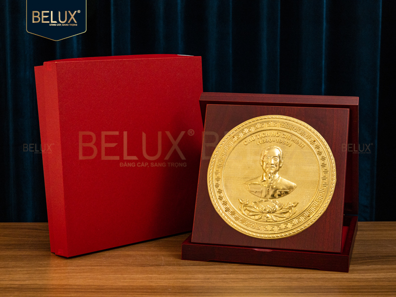 Hộp gỗ mặt tròn Bác Hồ bằng đồng 23x23cm